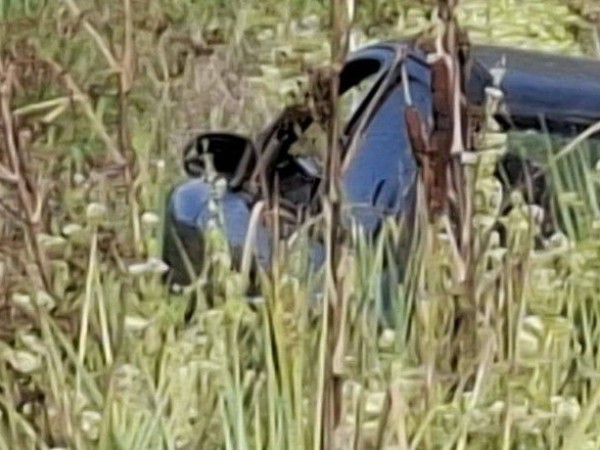 No volvió a su casa, lo buscaron durante horas y apareció durmiendo dentro del auto que había volcado