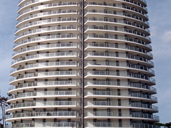 Tres delincuentes intentaron robar al menos 30 apartamentos de un edificio de Punta del Este