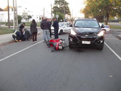 No respetó cartel de PARE y embistió a una motonetista