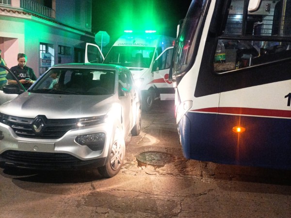 Choque entre ómnibus y auto donde viajaban seis niños que resultaron lesionados leves