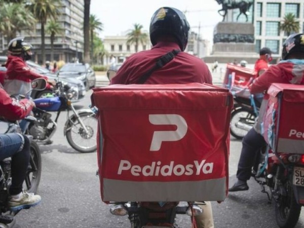 Trabajadores de “Pedidos YA" se manifestaron antes de partido de Uruguay sobre los despidos masivos
