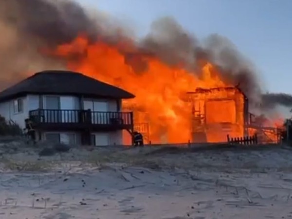 Incendio arrasó complejo de cabañas en La Pedrera con pérdidas millonarias