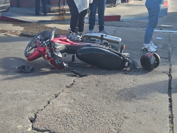 Una moto y un automóvil chocaron en el centro de Maldonado