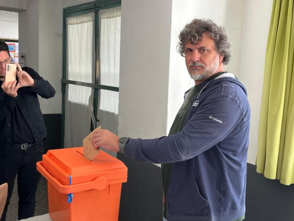 Votó Pieri y explicó que su lista acompaña las tres candidaturas frenteamplistas a la Intendencia