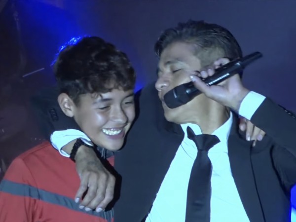 En pleno recital en la Zona Joven El Placer pidieron ayuda para encontrar a un adolescente y el joven terminó cantando y bailando con Américo