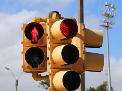 Sólo semáforos de la calle 20 funcionan 24 horas, el resto destella en la madrugada