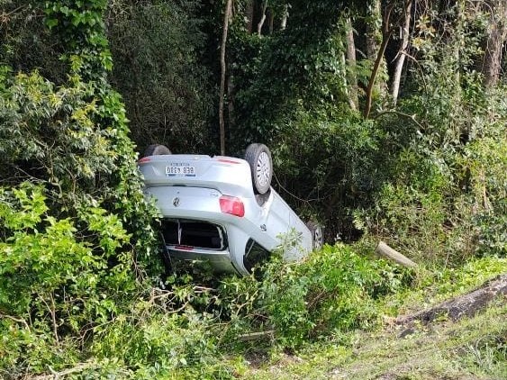 Un automóvil volcó en la bajada de Antonio Lussich