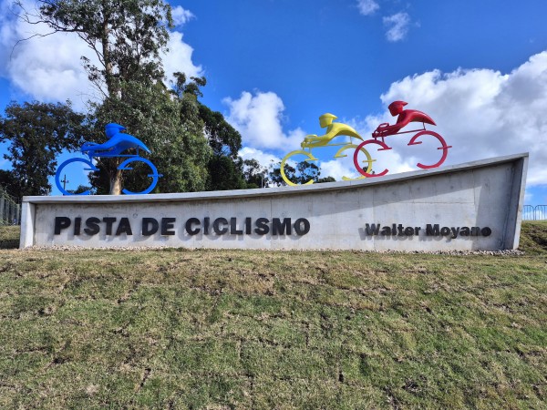 “El ciclismo es pueblo”: Antía recibió la Vuelta Ciclista del Uruguay e inauguró cartelería en la pista Walter Moyano