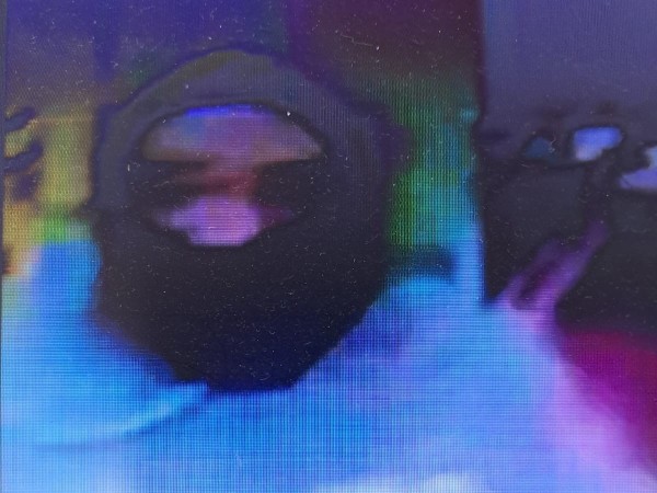 Buscan a delincuente que rapiñó una panadería y quedó registrado en las cámaras de seguridad
