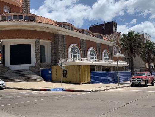 Copropietarios del Edificio Casino Miguez afirman que no autorizaron supermercado que invadió “espacios comunes” y “afecta fachada”