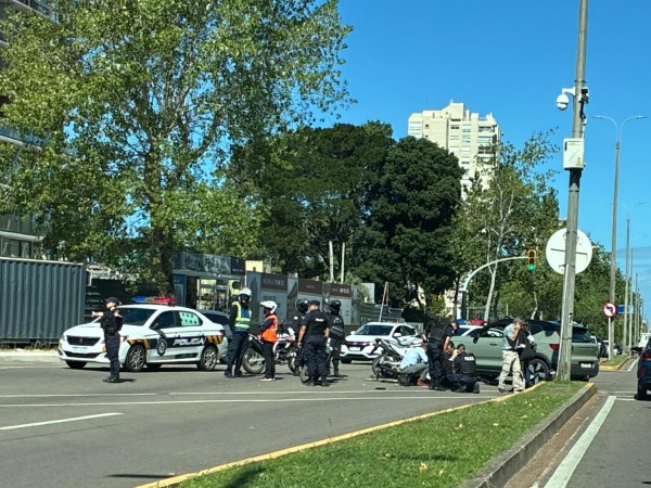 Una motociclista suf...