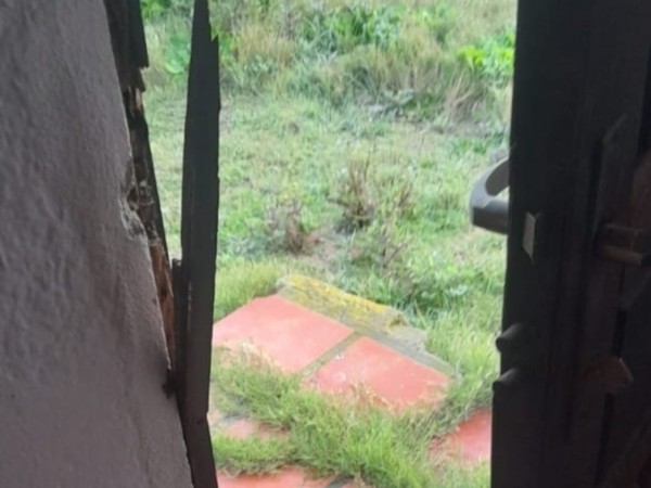 El hombre dormía cuando le tiraron la puerta abajo para robarlo en el balneario Buenos Aires
