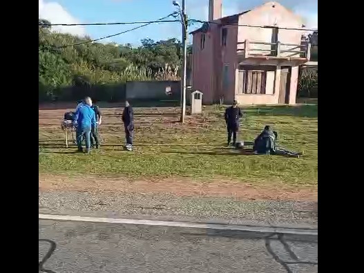 Una moto impactó contra un auto en Santa Mónica