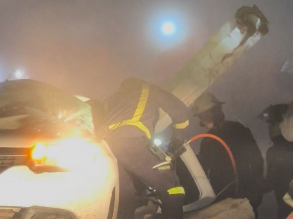 Conductor debió ser rescatado por Bomberos tras chocar contra una columna del alumbrado