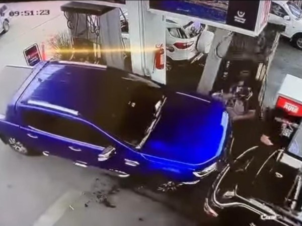 Embistió una camioneta, derribó un surtidor de combustible y lesionó a un pistero