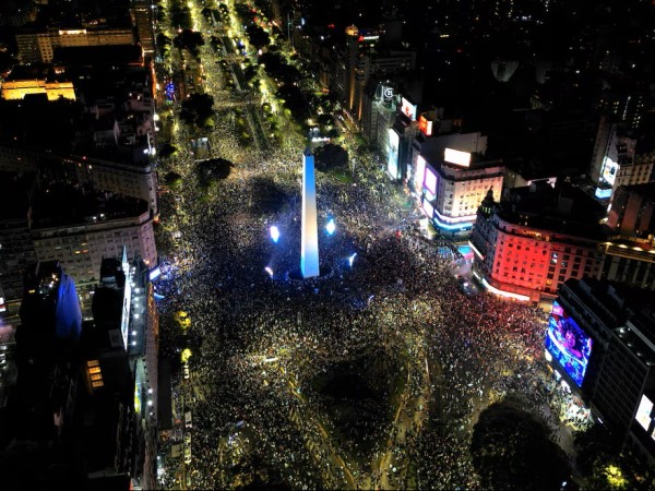 "Y ya lo ve, y ya lo ve, el que no salta es un inglés"; festejo de millones de argentinos tras épica victoria que lo lleva a la final de la Copa del Mundo