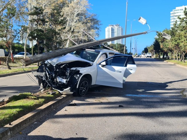 Camioneta impactó contra columna en cantero central de Roosevelt