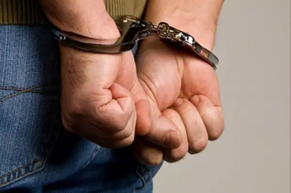 Golpeó a su pareja y amenazó a su abogada en la audiencia: fue condenado a diez meses de prisión