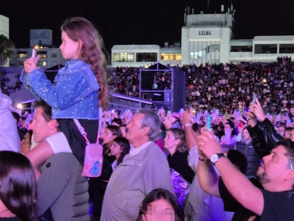 Enrique Antía fue uno más entre el público de Emilia Mernes