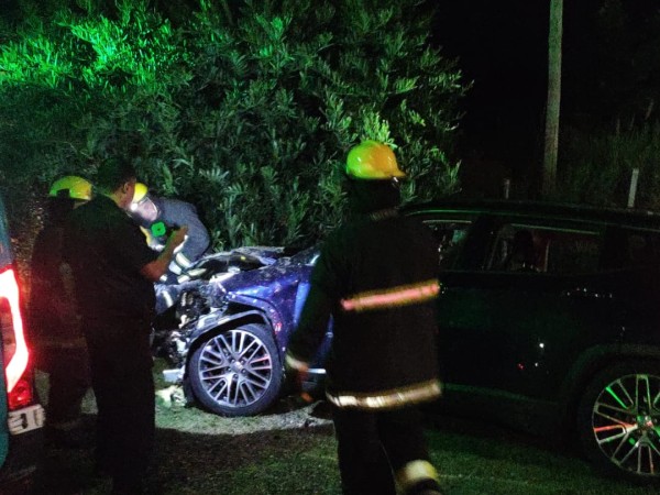 Bomberos sacó a un hombre de camioneta que se llevó por delante columna y vegetación