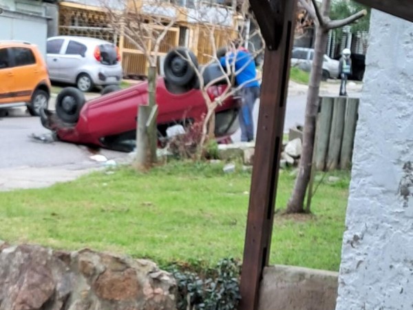 Conductor chocó, volcó y se negó a ser asistido