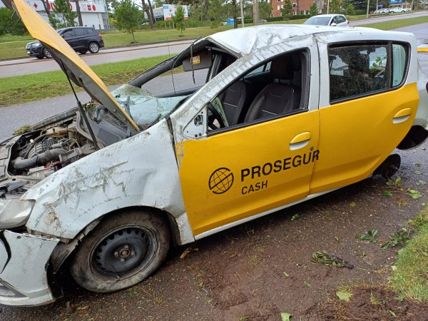 Un conductor perdió el control del vehículo, dio varias vueltas sobre sí mismo mientras se desplazaba, e impactó contra un muro