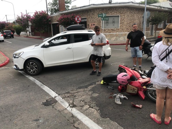 siniestro de tránsito, colisionaron, auto y moto, centro de maldonado,