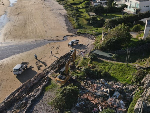 La intendencia de Maldonado demolió vivienda construida en forma irregular sobre la faja costera en Punta Ballena
