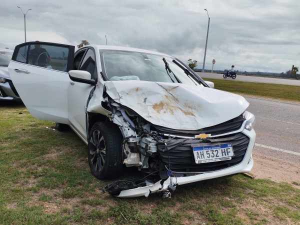 Dos automóviles choc...