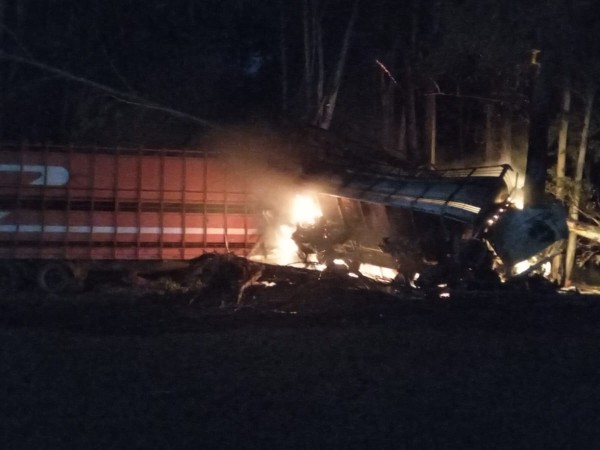 Siniestro fatal en Ruta 8: dos personas fallecieron tras despiste e incendio de un camión