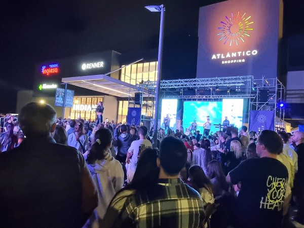 Atlántico Shopping celebró su primer aniversario con un desfile de moda y un show musical de Meri Deal