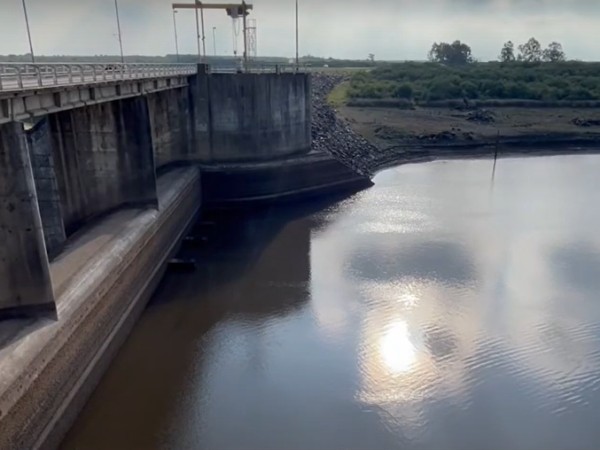 A 22 días que Paso Severino se quede sin agua si no llueve, aparecen cruces políticos y advertencias de salud