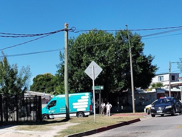 Un motociclista sufrió lesiones en las piernas tras chocar con un auto