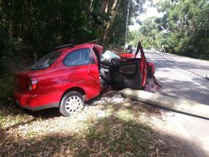 Dos jóvenes graves al colisionar contra una columna de alumbrado público