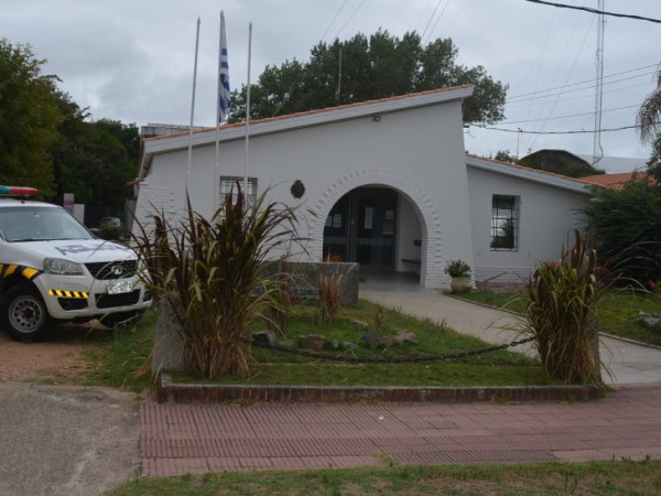 Piriápolis: dos personas salieron despedidas de su vehículo tras impactar contra un lomo de burro