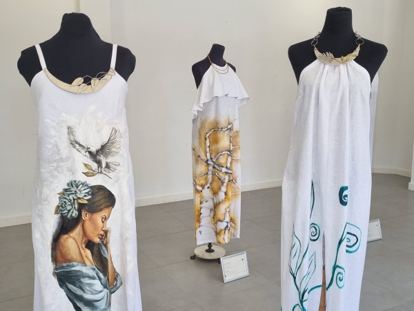 Vestidos intervenidos por mujeres artistas serán subastados a beneficio de la Escuela N°5