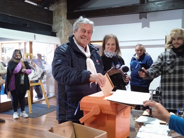Enrique Antía emitió su voto acompañado por su familia