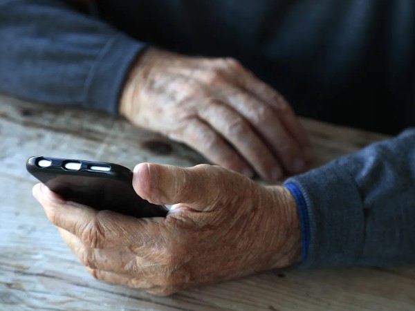 “Los adultos mayores también son maltratados cuando no los llamamos por teléfono”, aseguró especialista