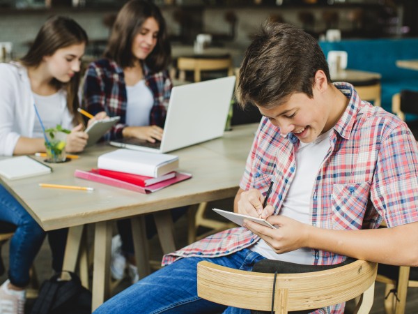 Diputado pide prohibir uso de dispositivos electrónicos en centros educativos