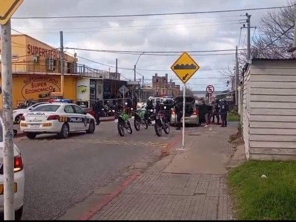 Tensión en Maldonado Nuevo: detienen a un hombre requerido por la Justicia y a otro que entorpeció el operativo; recobraron la libertad