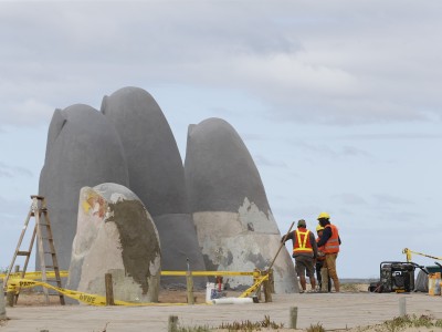 la mano, playa brava, maldonado, paseo de las américas,