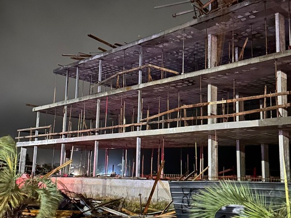 Intensos vientos provocaron voladura de encofrado de obra en construcción y caída de árboles