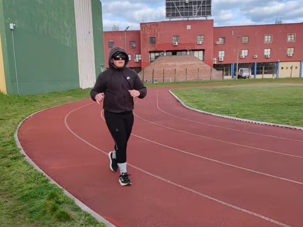 Joven fernandino busca batir récord de 100 kms en el Campus