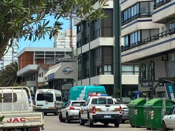 Un hombre se lanzó a...