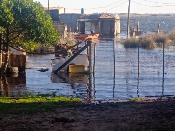 Vecinos del balneario Santa Mónica están inundados y esperan soluciones