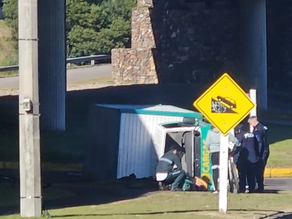 Vuelco de un camión dejó a un hombre con pérdida de conocimiento