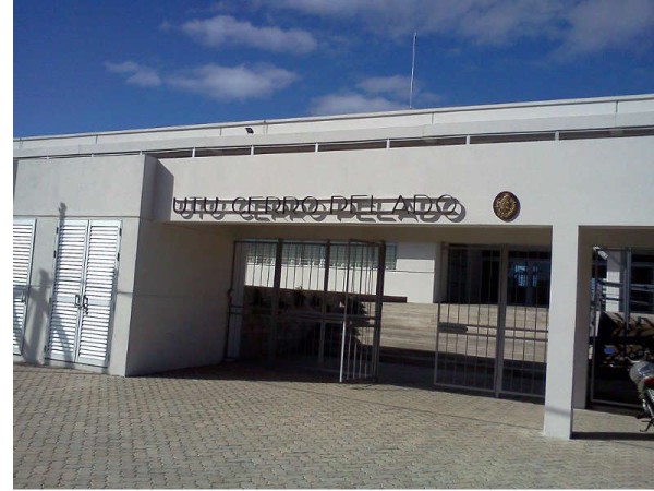 Tres jóvenes ingresaron a un centro de estudio de Cerro Pelado y amenazaron con agredir a un adolescente