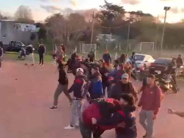 Barrio Rivera ganó el torneo apertura de Ascenso que terminó con incidentes entre las hinchadas