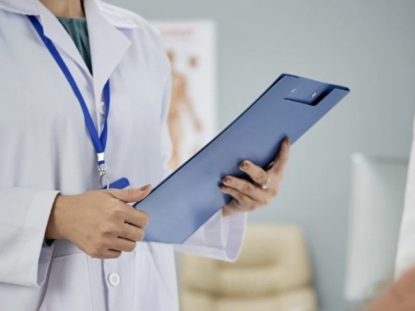 Nuevo decreto fija plazos máximos para consultas, estudios y cirugías no urgentes en el sistema de salud y crea la figura del médico tratante