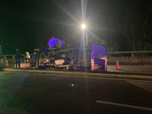 Bomberos rescató a mujer atrapada en un vehículo que volcó en Punta Ballena